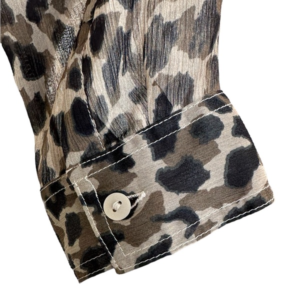 EUC OLD NAVY SHEER BUTTON DOWN - Picture 5 of 8